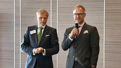 Jörg P. Kowalewski and Markus Moritz